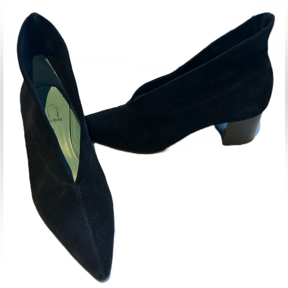 Black Low-Heeled Suede Pumps